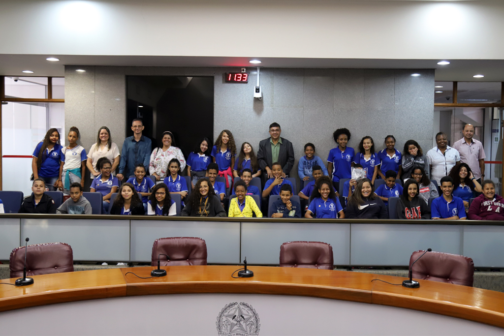 Os alunos posaram para foto no Plenário do TCEMG (Foto: Thiago Rios Gomes) 