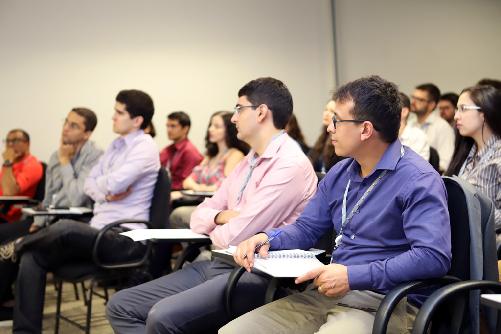 Os servidores foram recebidos no mini auditório da Escola de Contas (Foto: Fred La Rocca) 