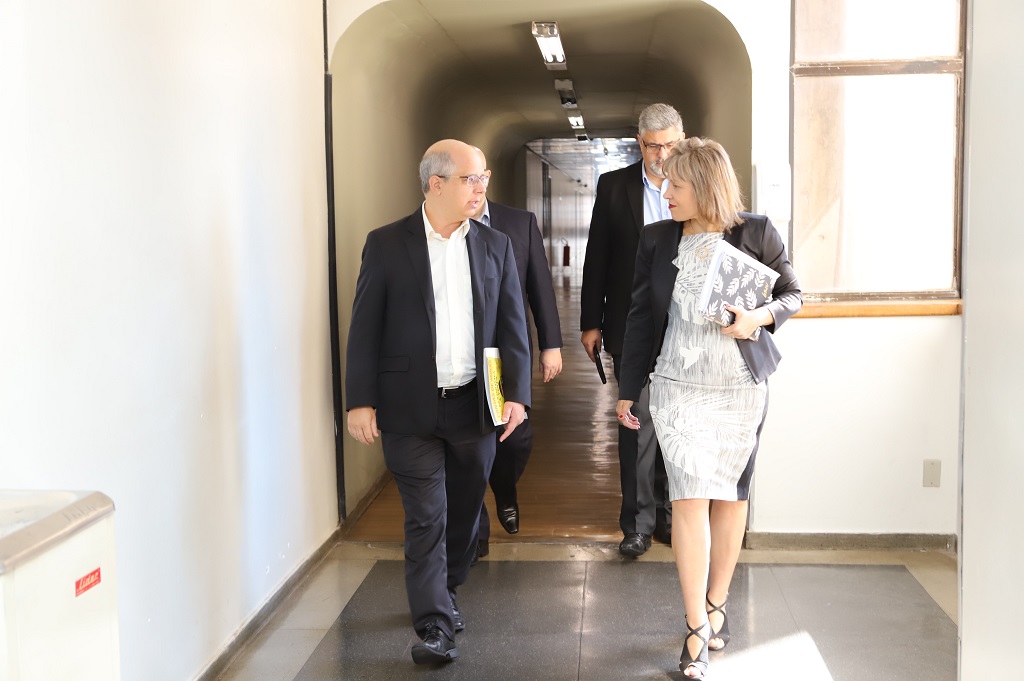 A assessora da Presidência Naila Garcia Mourthé com os diretores do TCESP (Foto: Karina Camargos Coutinho)