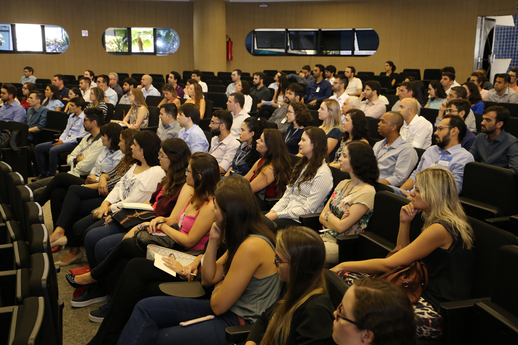 Os novos servidores foram recebidos no auditório Vivaldi Moreira (Foto: Fred La Rocca)