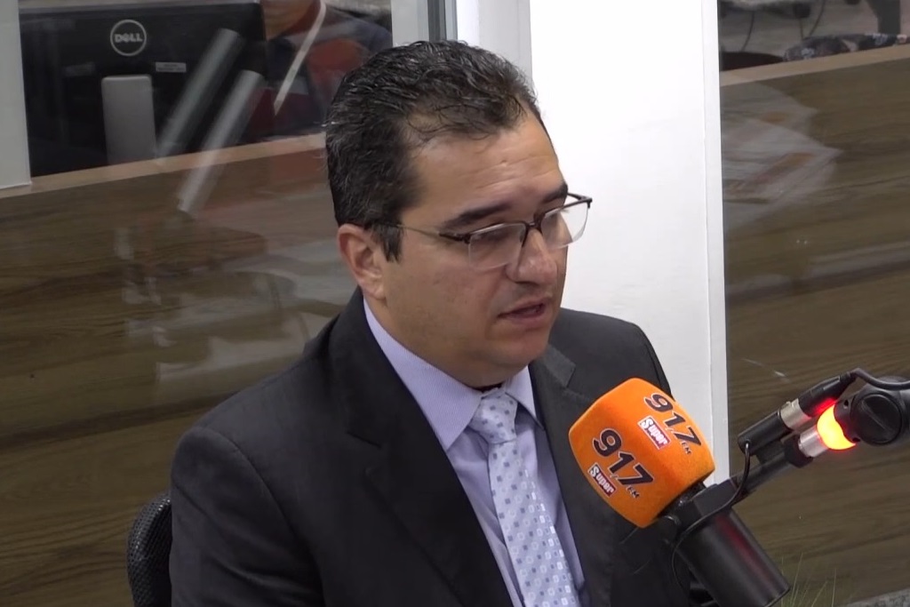 Presidente Cláudio Terrão no estúdio da Rádio Super Notícia, em Contagem (Imagem: Rádio Super Notícia)