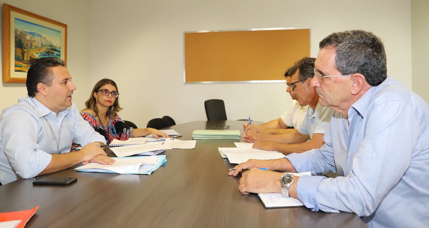 Foto: Karina Camargos Coutinho - O coordenador de fiscalização dos municípios do TCEMG, Paulo Henrique Figueiredo explica a auditoria do TCEMG ao lado da analista lotada no gabinete do conselheiro substituto Adonias Monteiro, Márcia Prímola