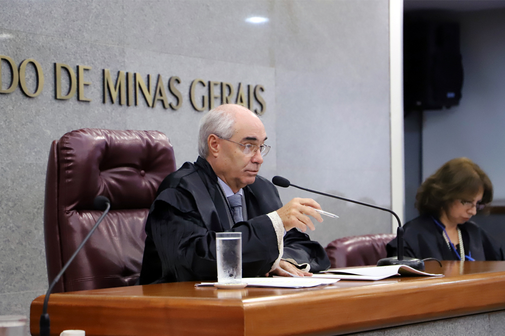 Conselheiro Mauri Torres presidindo a sessão do Pleno após a posse como presidente (Foto: Thiago Rios Gomes)