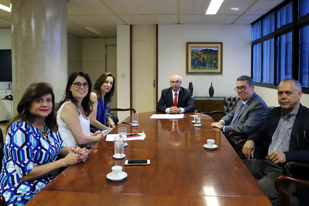 Os visitantes foram recebidos no Salão Nobre (Foto: Thiago Rios Gomes)