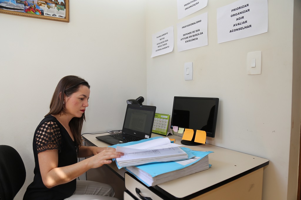 A servidora Gleice Santiago Domingues é analista de Controle Externo da Coordenadoria para Otimização da Análise de Processos e trabalha em home office desde o projeto-piloto (Foto: Thiago Rios Gomes)