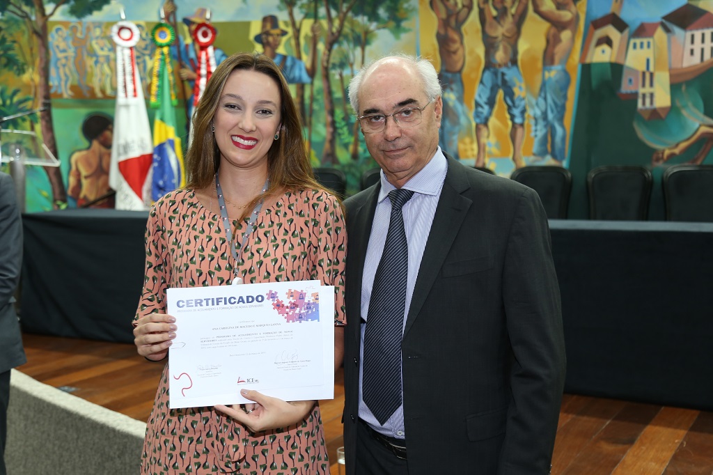 Nova servidora recebe certificado do presidente Mauri Torres (Foto: Luiz Gustavo Ribeiro)