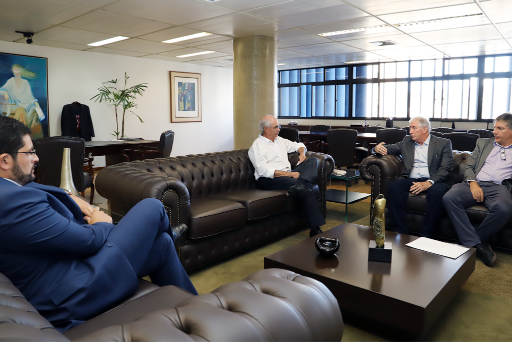 Os visitantes foram recebidos no gabinete da Presidência (Foto: Thiago Rios Gomes)
