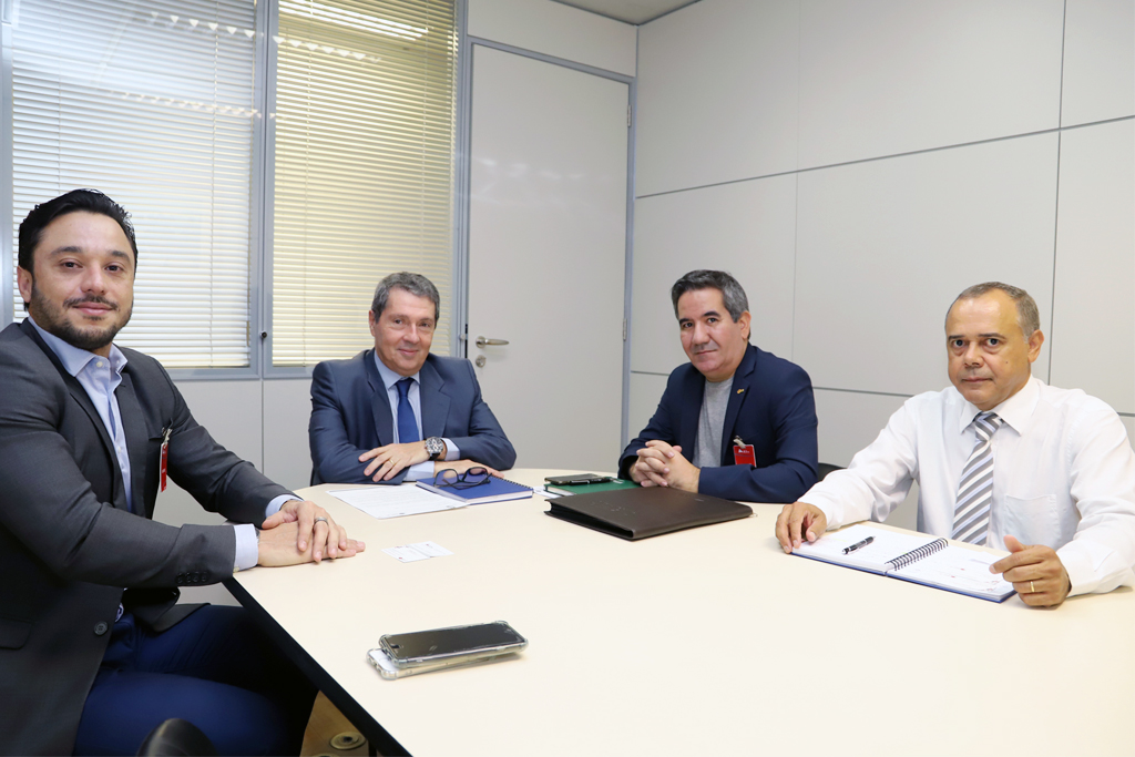 Os visitantes foram recebidos na Sala de Reuniões da Diretoria Geral (Foto: Thiago Rios Gomes)