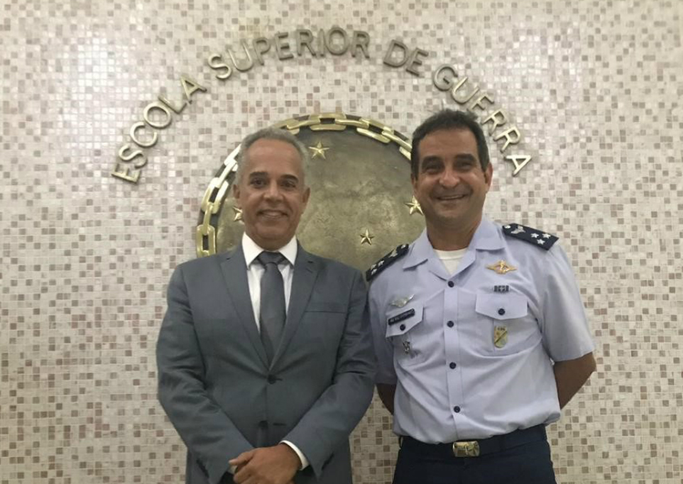Conselheiro Gilberto Diniz e o subcomandante major-brigadeiro do Ar, Leônidas de Araújo Medeiros Júnior
