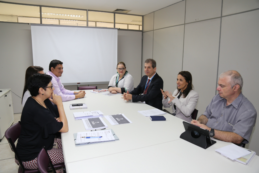Técnicos do TCEMG e representantes da PBH discutem melhorias na compra de remédios