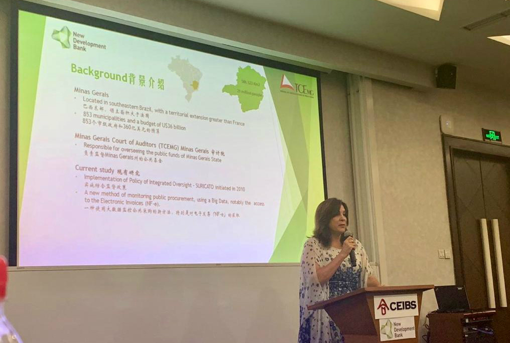 Raquel Simões, servidora do TCEMG, em premiação na China