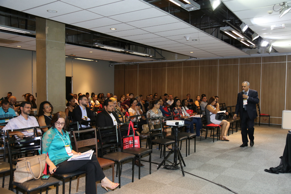 Diretor-geral Marconi Braga ministra palestra durante 36º Congresso Mineiro de Municípios