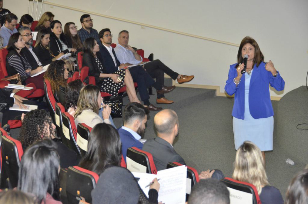 Luciana Raso em palestra na Fundação João Pinheiro