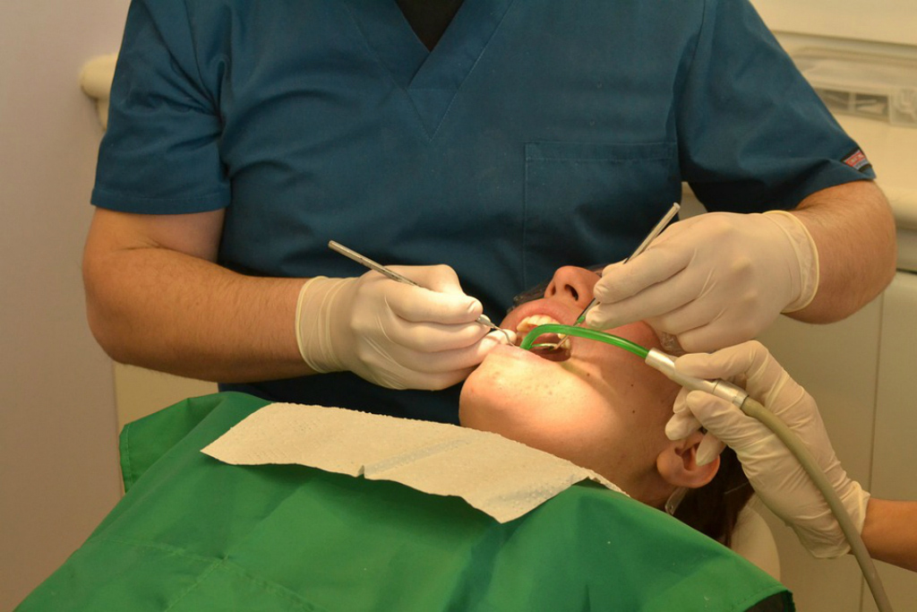 Imagem ilustrativa, de uso livre, retirada do site www.pexels.com/photo/dentista-dentistry-1287176/