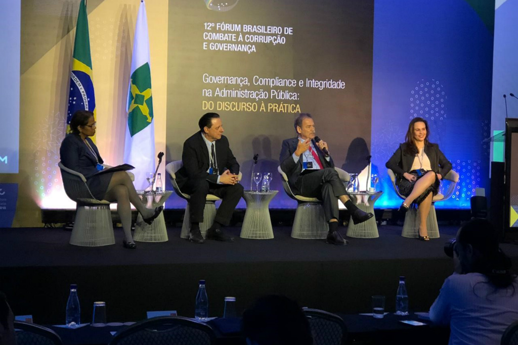 Conselheiro Durval Ângelo participa de fórum em Brasília