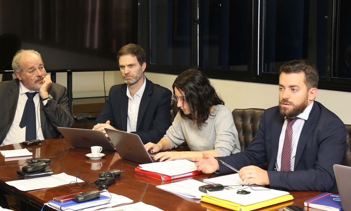 O francês Jacques Olivier (à dir.); a francesa Sophia Hanaizi, o argentino Carlos Pincemim e o tradutor - Foto: Karina Camargos Coutinho