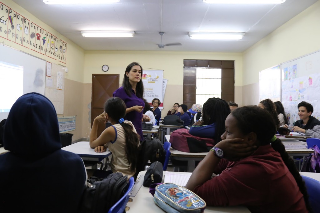 Alunos da EMABH assistem à palestra sobre programa Na Ponta do Lápis (Foto: Fred La Rocca)
