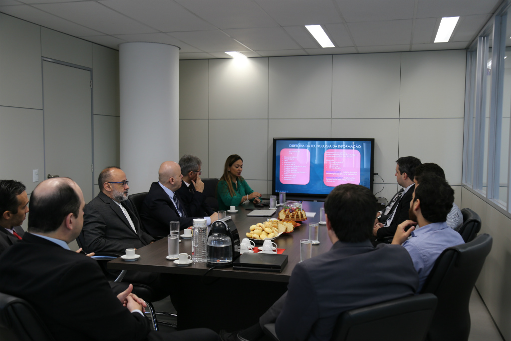 Servidores do TCE-RS são recebidos na Diretoria de Tecnologia da Informação do TCEMG - foto: Denise Mariano