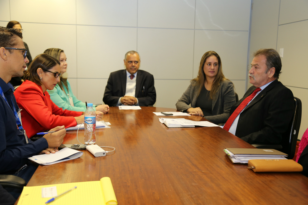 Durval Ângelo e Marconi Braga recebem servidores da CGE-MG - foto Karina Camargos Coutinho