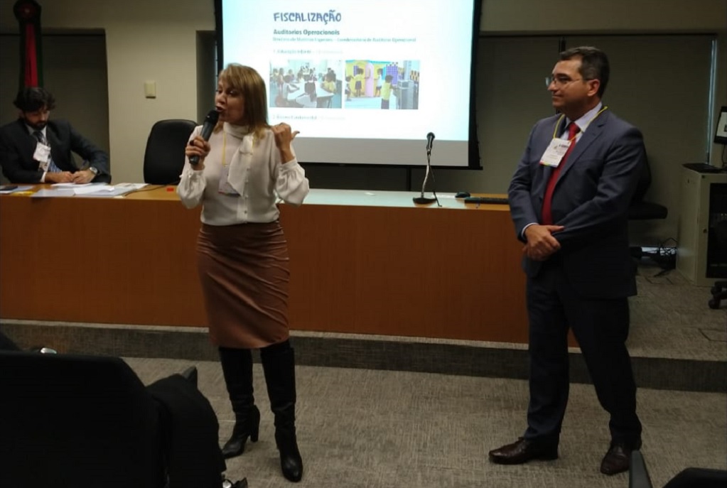 A diretora da Escola de Contas e Capacitação Professor Pedro Aleixo Naila Garcia Mourthé e o conselheiro Cláudio Couto Terrão - Foto tirada de smartphone 