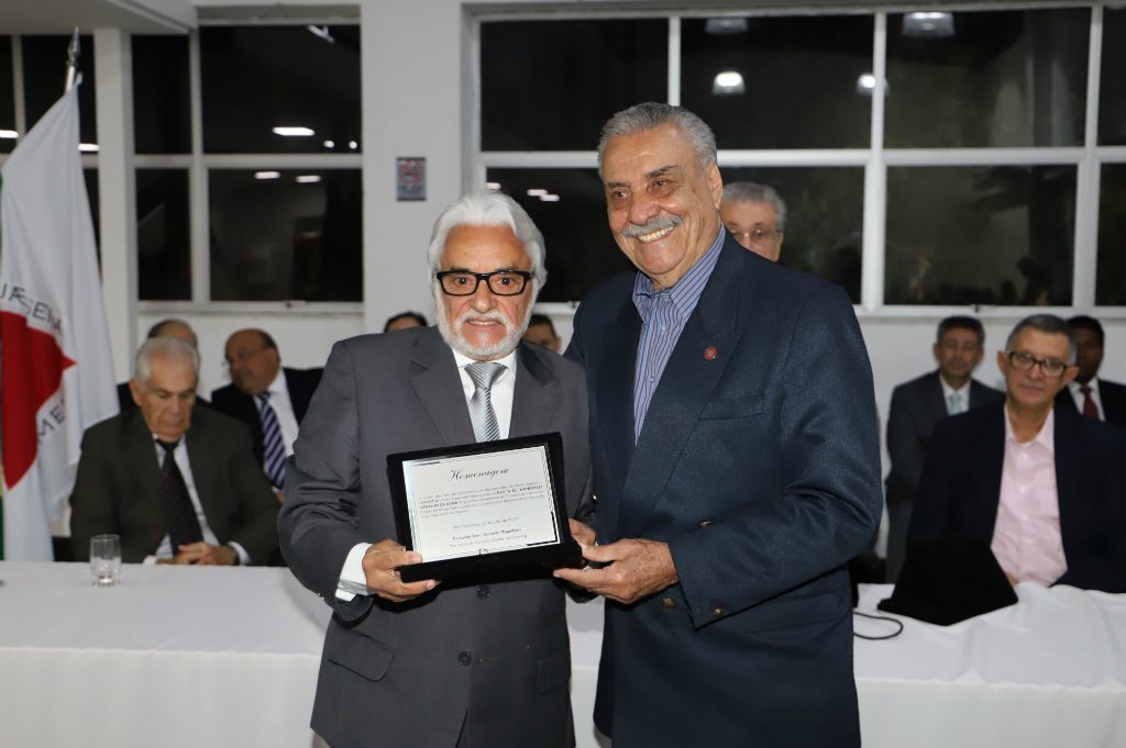Conselheiro Wanderley Ávila recebe homenagem da Upramig 