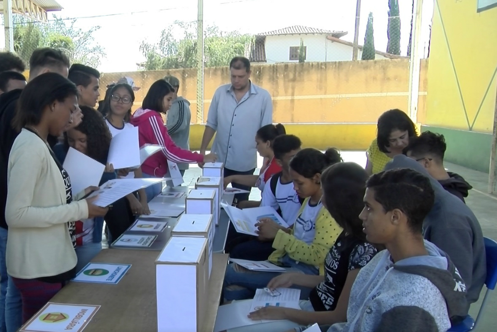 Alunos realizam transações de compra e venda durante o Jogo do Tributo
