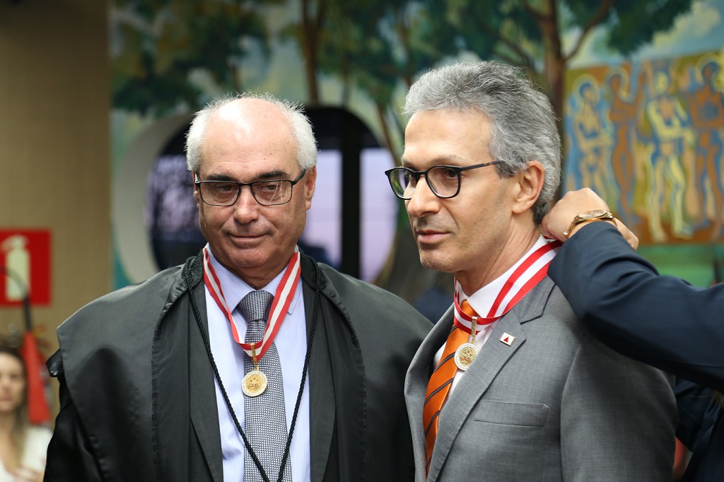 O presidente Mauri Torres entregou o colar ao governador Romeu Zema (foto: Karina Camargos Coutinho)