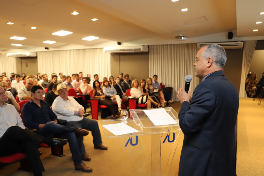 Diretor-geral do TCEMG, Marconi Braga, fala aos presentes (Foto: Alda Clara)