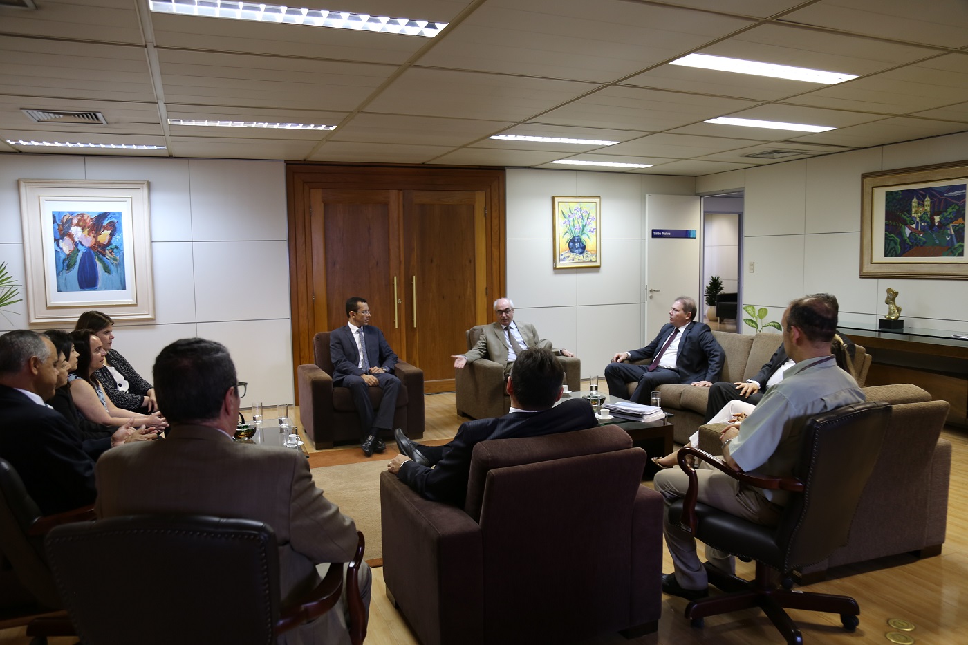 Presidente recebe visitantes no Salão Nobre do TCEMG (Foto: Denise de Paula)