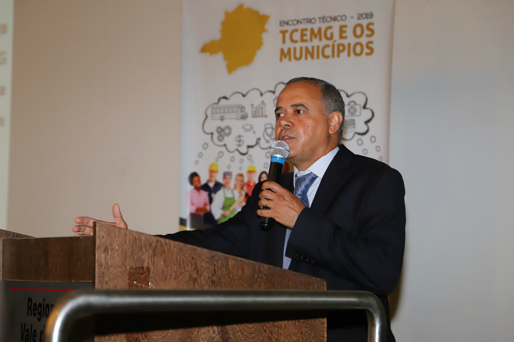 Diretor-geral do TCEMG, Marconi Braga, na abertura do Encontro Técnico em Ipatinga
