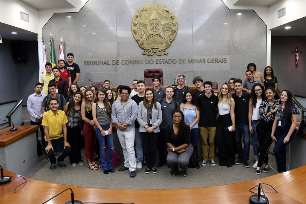 Membros do IE visitam colégio São Luiz - Instituto de Engenharia