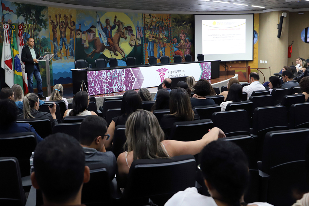 O diretor-geral do TCEMG encerrou a manhã de palestras da Jornada (Foto: Thiago Rios Gomes) 