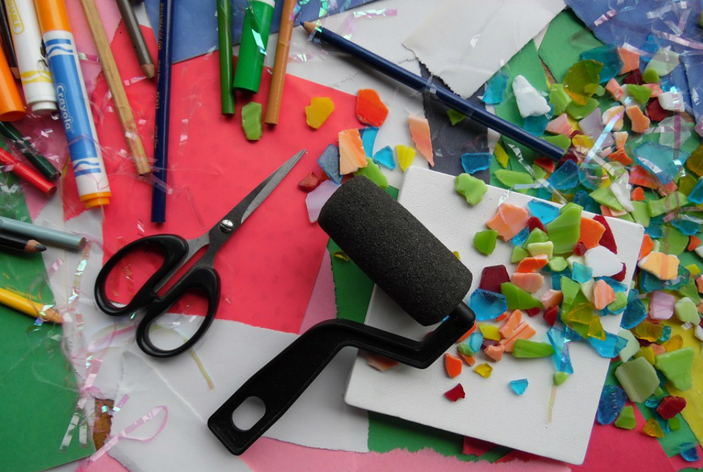 foto ilustrativa de uso livre, retirada do site:https://pixabay.com/pt/photos/materiais-de-arte-arte-957576/