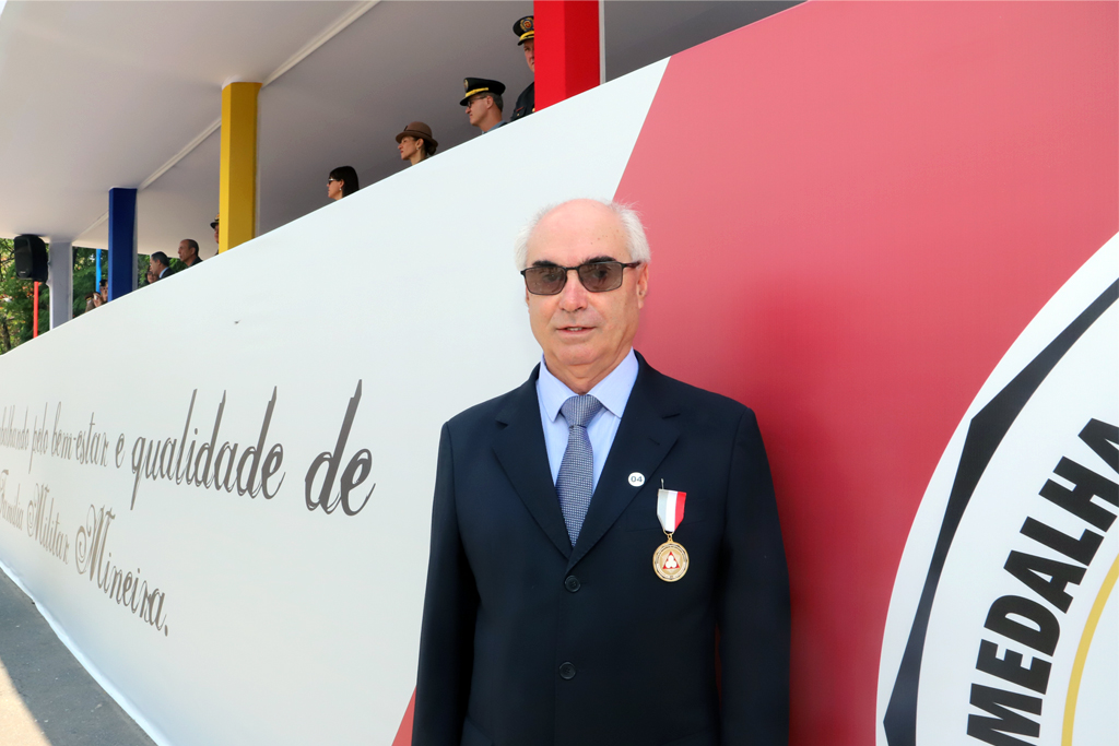 O presidente recebeu a medalha das mão do vice-governador (Foto: Thiago Rios Gomes)