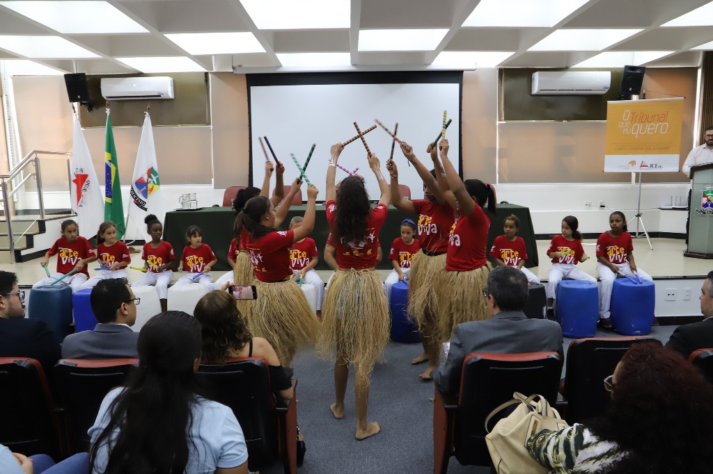 Apresentação de maculelê, dança folclórica de origem afro-brasileira e indígena, por jovens participantes do Programa Arte Viva (Foto: Thiago Rios Gomes)