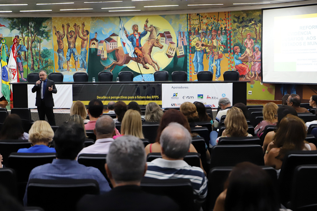 Os servidores acompanharam a palestra no auditório Vivaldi Moreira (Foto: Thiago Rios Gomes)