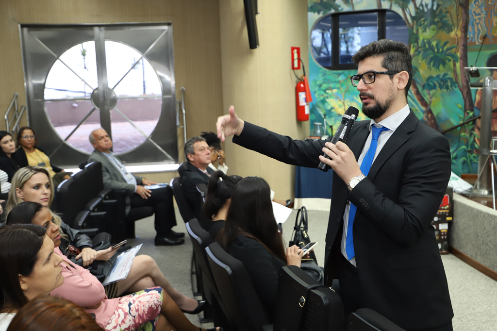 O coordenador da Ouvidoria do TCEMG ministrou a palestra Implantação da Ouvidoria nos RPPS (Foto: Fred La Rocca)