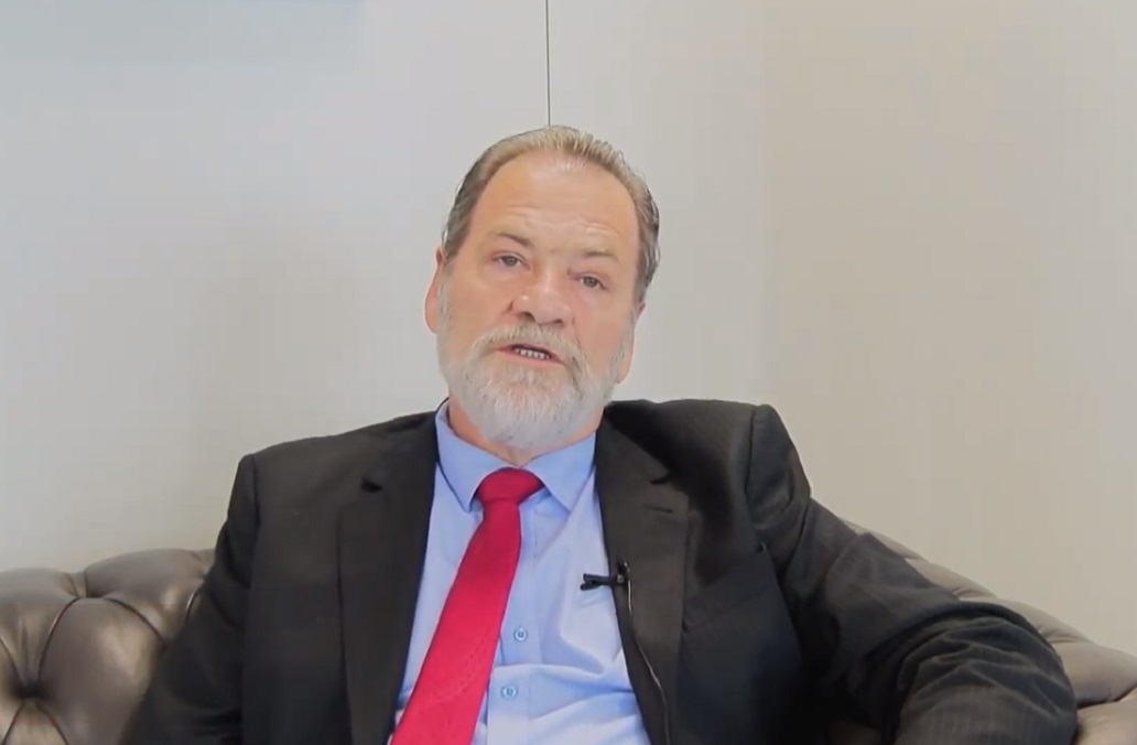 Captura de imagem do conselheiro Durval Ângelo em entrevista à TV TCE