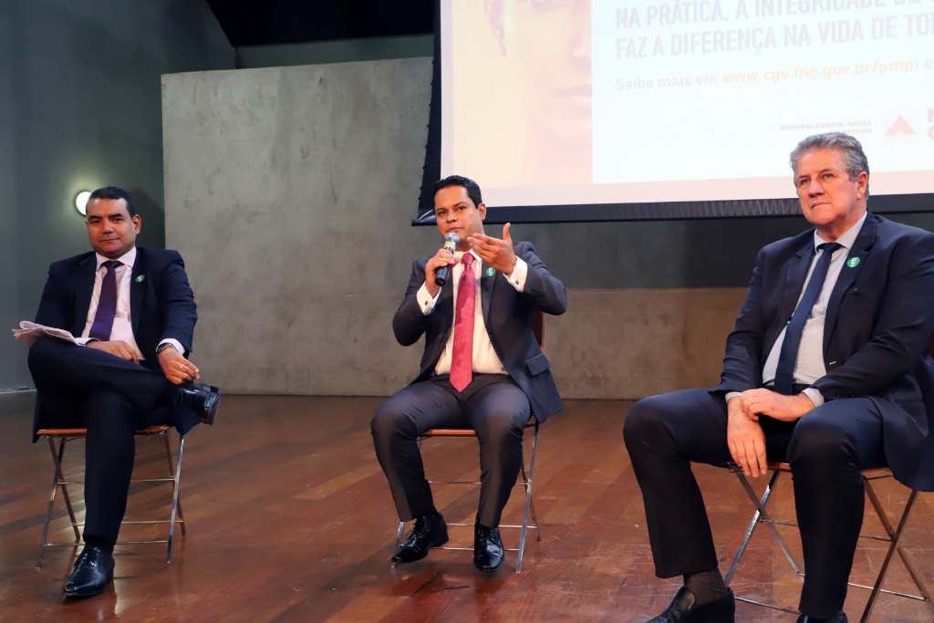 Breno Barbosa Cerqueira Alves (centro) mediou painel sobre combate à corrupção (Foto: Thiago Rios Gomes)
