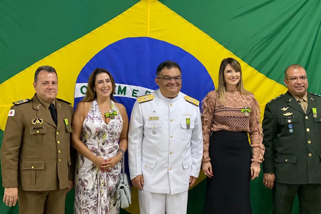 Ao centro, o comandante do Primeiro Distrito Naval, vice-almirante Flávio Augusto Viana Rocha (Foto: Divulgação)