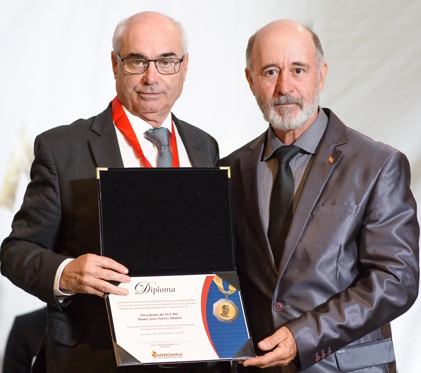 O presidente do Tribunal de Contas do Estado de Minas Gerais, Mauri Torres, recebeu a Medalha Davidson Pimenta da Rocha (Foto: Sindepominas)