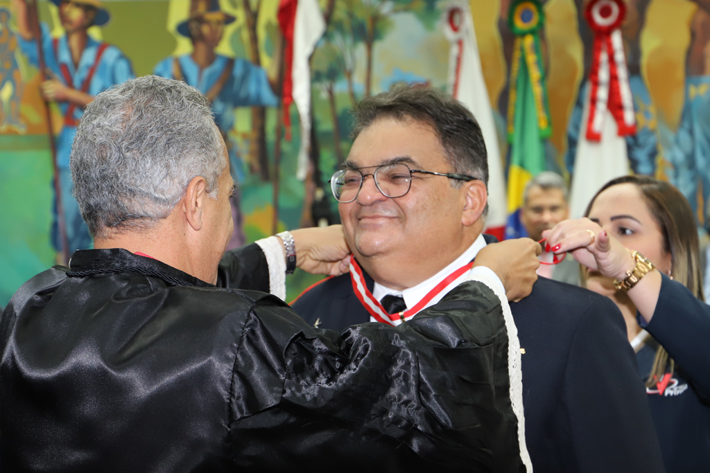O vice-almirante foi condecorado pelo conselheiro Gilberto Diniz (Foto: Lucas Borges)