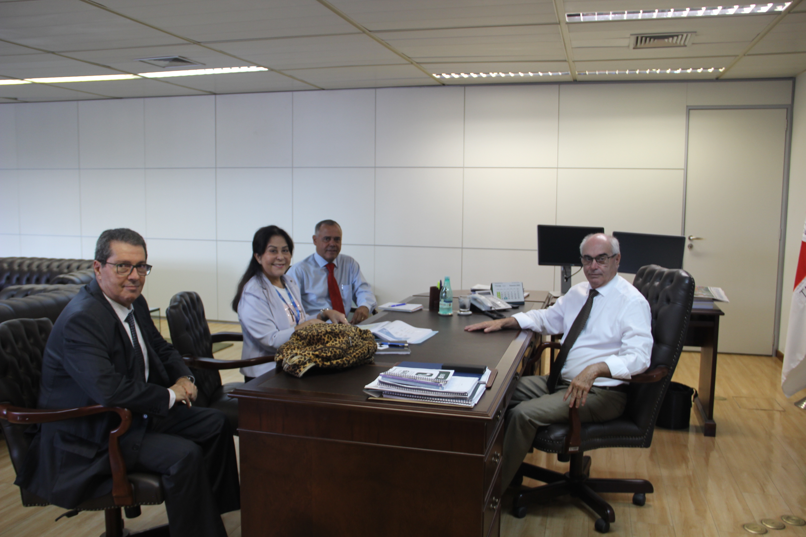 O presidente do TCEMG, Conselheiro Mauri Torres, o diretor-geral, Marconi Braga, e o chefe de gabinete Carlos Alberto Pavan recebem a vice-presidente do CRA/MG, Nádia Venuto (Foto: Denise de Paula)