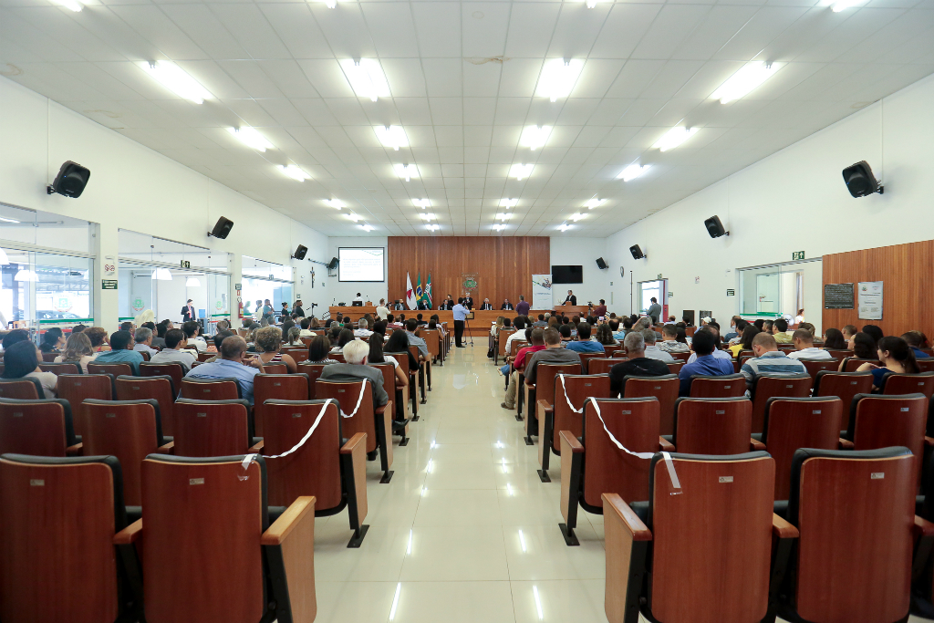 Auditório da Câmara de Curvelo ficou lotado durante treinamento do TCEMG - foto: Christian Oliveira