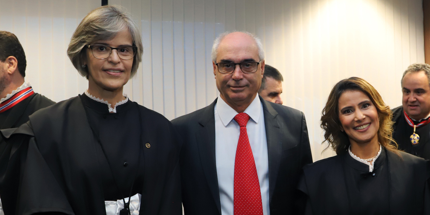 A desembargadora Maria Inês Rodrigues (esq), o presidente Mauri Torres (centro) e a desembargadora Paula Cunha (dir)