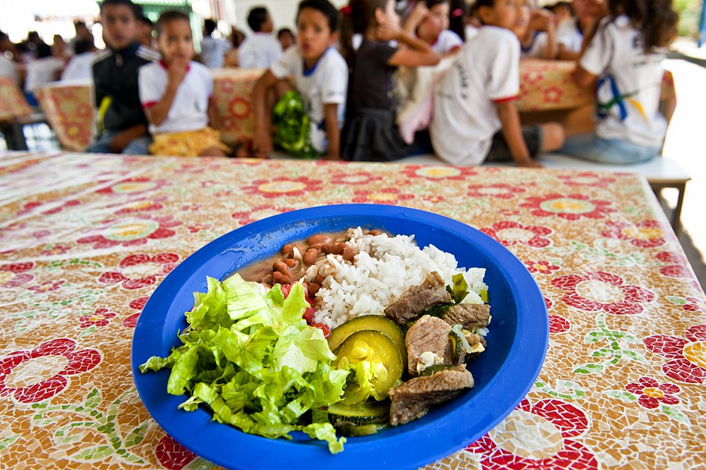 foto ilustrativa de uso livre, retirada do site: https://commons.wikimedia.org/wiki/File:Merenda_escolar_(16263422845).jpg