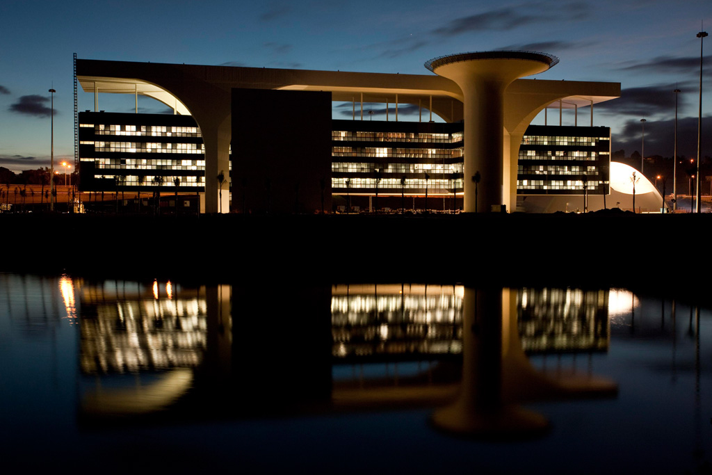 Cidade Administrativa de Minas Gerais (foto retirada do Google, marcada para reutilização) 