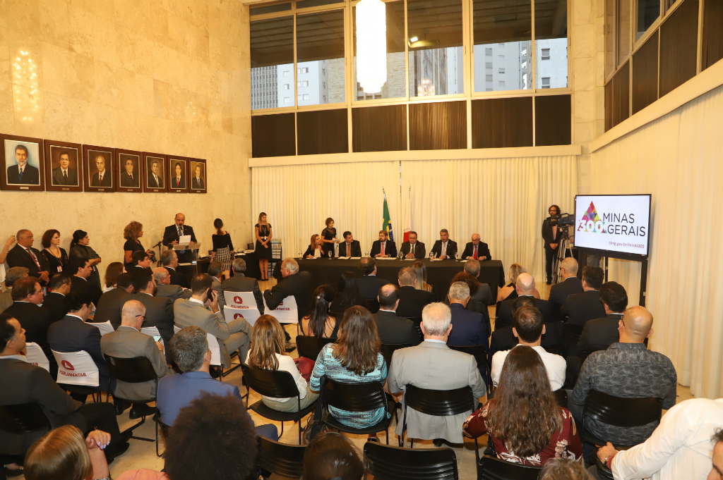 Cerimônia contou com presença de autoridades e políticos no Salão Nobre da ALMG - foto: Lucas Borges