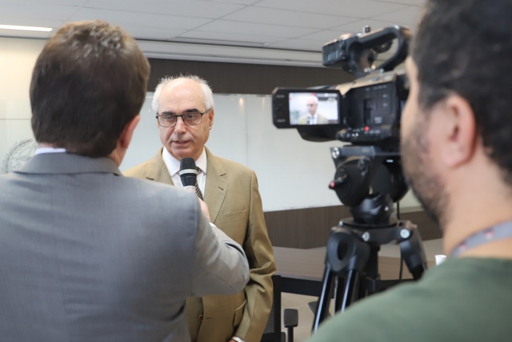 O presidente Mauri Torres sendo entrevistado pela TV TCE (Foto: Luiz Gustavo Ribeiro)
