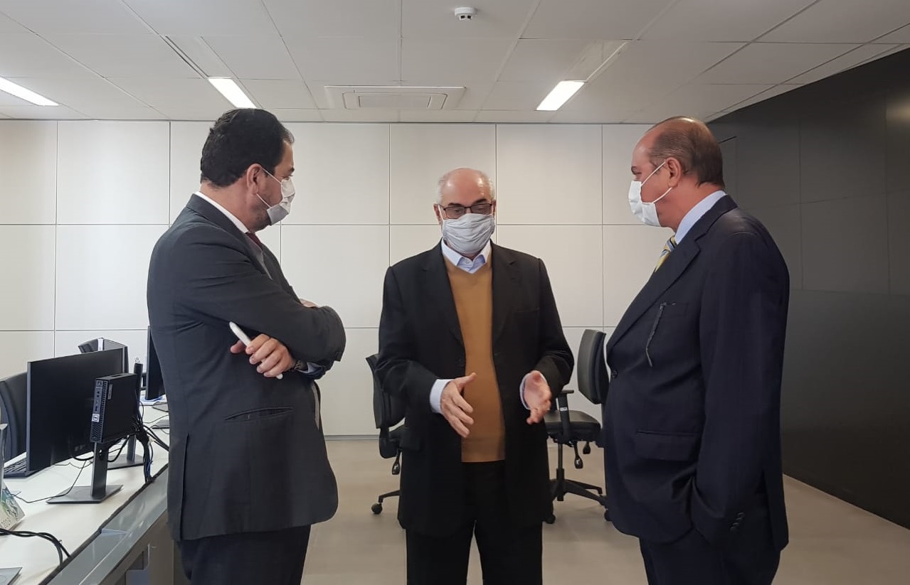 Da esq p/ dir: o desembargador do TJMG, Gilson Soares Lemes, o presidente do TCEMG, Mauri Torres, e o desembargador do TJMG, José Arthur de Carvalho Pereira Filho